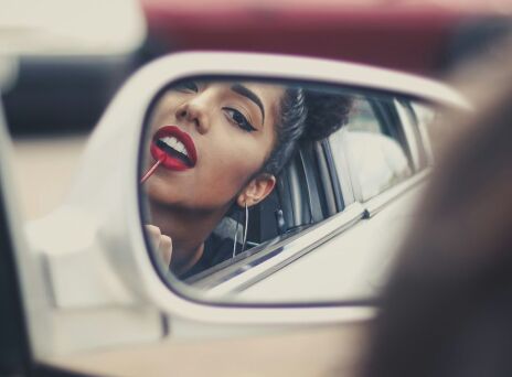 Τα Make-up sticks κατακτούν το καλοκαίρι