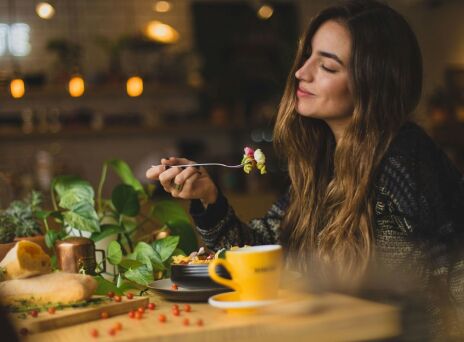 Eat your retinol: Το TikTok δίνει (άλλη) μια μαγική συνταγή αντιγήρανσης