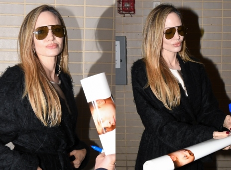 Ανέκφραστη η Αντζελίνα Τζολί υπέγραψε αυτόγραφα σε αφίσα ταινίας με τον Μπραντ Πιτ