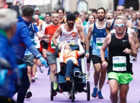 Κόλιν Φάρελ: Έτρεξε στον Μαραθώνιο του Δουβλίνου σπρώχνοντας φίλη του σε αμαξίδιο