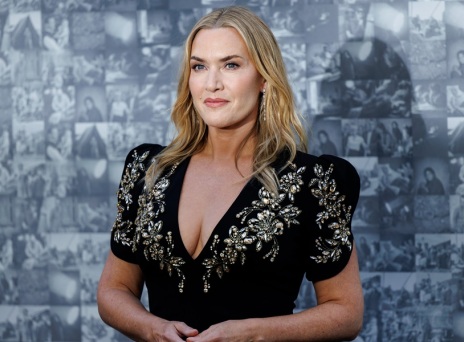 Κέιτ Γουίνσλετ: Ξέσπασε σε κλάματα καθώς θυμήθηκε τον κριτικό που την ντρόπιασε για το λίπος της