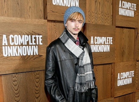 Ο Τιμοτέ Σαλαμέ αναδημιουργεί το εμβληματικό λουκ του Μπομπ Ντίλαν με ξανθά μαλλιά στην πρεμιέρα του «A Complete Unknown» στη Νέα Υόρκη