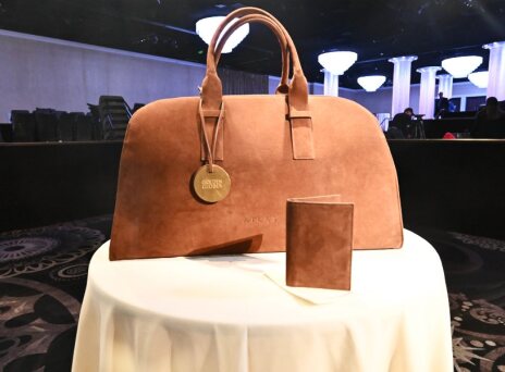 H πολυπόθητη τσάντα με τα δώρα των Χρυσών Σφαιρών