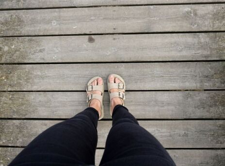 Birkenstock: Μηνύει αντίπαλη εταιρεία για αντιγραφή των σανδαλιών της