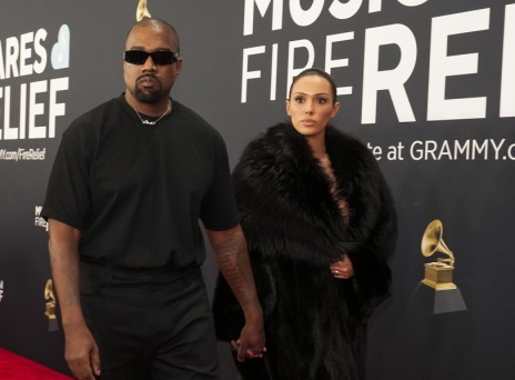 Το ψιθύρισμα του Κάνιε Γουέστ στην Μπιάνκα Σενσόρι στο κόκκινο χαλί των Grammy