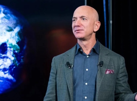 Ο Τζεφ Μπέζος φόρεσε sneakers των 220 δολαρίων και θεωρήθηκε «εναλλακτικός»