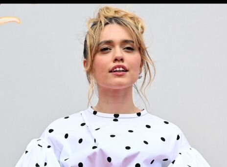 Έιμι Λου Γουντ: H σταρ του White Lotus απάντησε για πρώτη φορά στα σχόλια για τα δόντια της