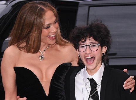 Εκθαμβωτική στο Μπρόντγουεϊ η Τζένιφερ Λόπεζ με το non-binary παιδί της