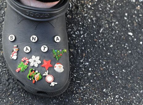 Crocs: Γιατί η στρατηγική της με τα jibbitz έφερε τεράστια έσοδα