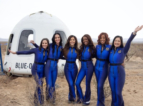 ...Και της έκαναν δώρο μια τσάντα-UFO: Επικό τρολάρισμα των Καρντάσιαν στην Λορέν Σάντσεζ 