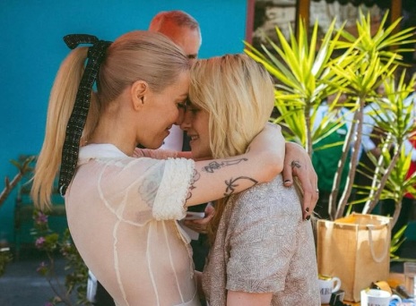 Κρίστεν Στιούαρτ: Οι πρώτες φωτογραφίες από το γάμο με την Ντίλαν Μέγερ