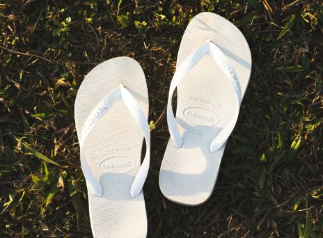 Οι σαγιονάρες των παρά πολλών δολαρίων διχάζουν... τους fashionistas 