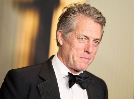 Ο Χιου Γκραντ ζητά την απαγόρευση των λάπτοπ στα σχολεία, καταγγέλλοντας την υπερβολική έκθεση των παιδιών στις οθόνες και την τεχνολογία.