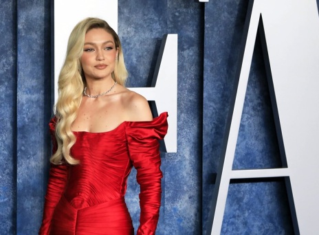 Το παθιασμένο φιλί της Τζίτζι Χαντίντ και του Μπράντλει Κούπερ - Η πρώτη φωτογραφία τους στο Instagram