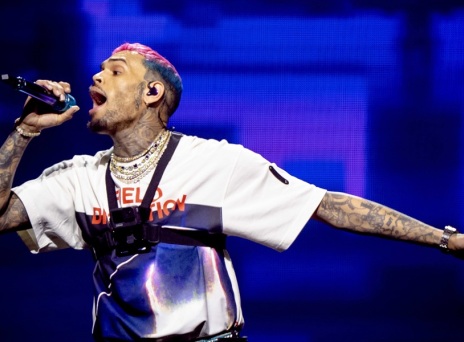 Ο Κρις Μπράουν συνελήφθη (ξανά) επειδή φέρεται να χτύπησε παραγωγό μουσικής με μπουκάλι τεκίλα