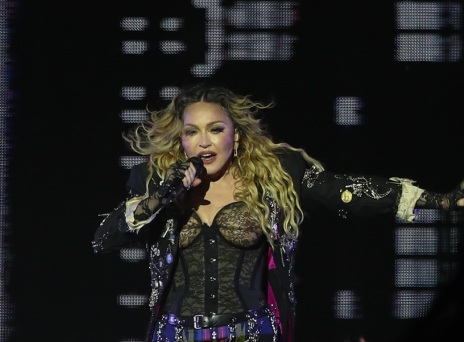 Η Μαντόνα ποζάρει με καστανά μαλλιά για να τιμήσει τη μητέρα της