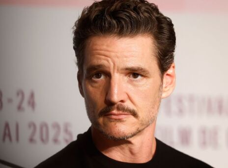 Έκπληκτοι ταξιδιώτες είδαν τον Πέδρο Πασκάλ να περιμένει στην ουρά μαζί τους για το αεροπλάνο