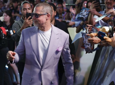 Ο Μπραντ Πιτ απαντά για το αν είχε γκέι εμπειρία 