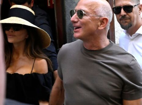 Τζέφ Μπέζος και Λορέν Σάντσεζ εμφανίζονται για πρώτη φορά μετά τον λαμπερό γάμο τους στη Βενετία