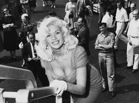 Τι συνέβη στην Τζέιν Μάνσφιλντ; «Μια από τις πρώτες influencers της δεκαετίας του 50;