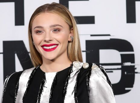 Κλόι Γκρέις Μορέτζ: Παντρεύτηκε την Κέιτ Χάρισον με μπλε νυφικό