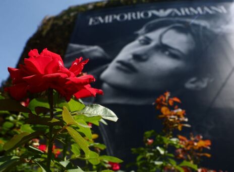 Μιλάνο σε πένθος: Ένα μοναχικό τριαντάφυλλο έξω από τα γραφεία του Αρμάνι