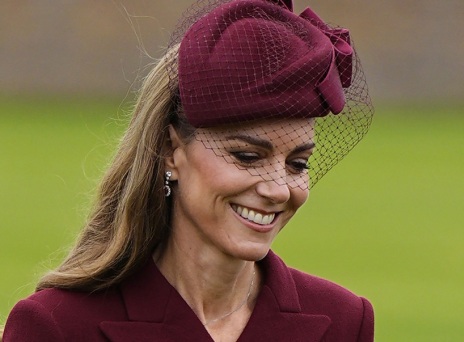 Κέιτ Μίντλετον: Μια καρφίτσα της Νταϊάνα και ένα κατακόκκινο φόρεμα αρκούσαν 