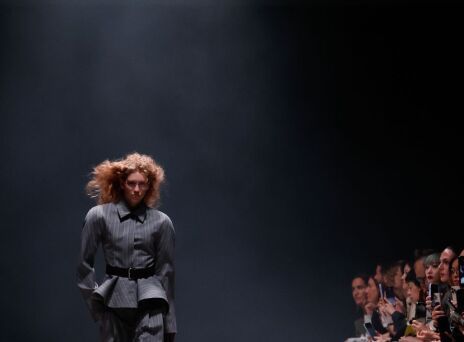 Ο Τζόναθαν Άντερσον παρουσίασε τη νέα γυναικεία συλλογή Dior – Ένα «τολμηρό νέο κεφάλαιο» για τον οίκο