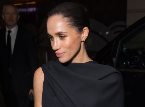 «Γέλια» της Μέγκαν Μαρκλ στην πτώση μοντέλου στην Εβδομάδα Μόδας του Παρισιού - Αντιδράσεις για τη συμπεριφορά της