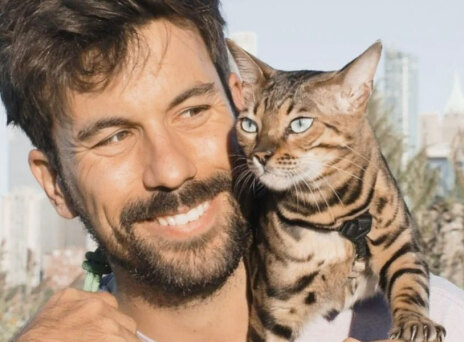 Γιατί οι άνδρες με γάτες είναι το πιο γοητευτικό trend στα social media