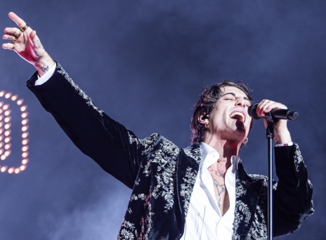 Αρραβωνιάστηκε ο frontman των Maneskin, Νταμιάνο Ντάβιντ, με την Ντοβ Κάμερον