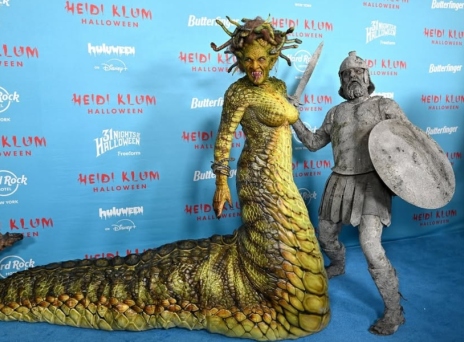 Αγνώριστη η Χάιντι Κλουμ - Μεταμορφώθηκε σε Μέδουσα για το φετινό της Χάλογουιν πάρτι 