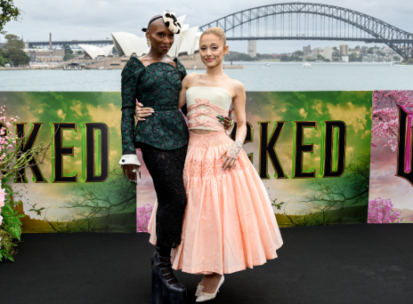 Η Αριάνα Γκράντε μιλά για τη σωματική της εγγύτητα με τη συμπρωταγωνίστριά της, Σίνθια Ερίβο, και πώς ενισχύει τη συνεργασία τους στο Wicked.