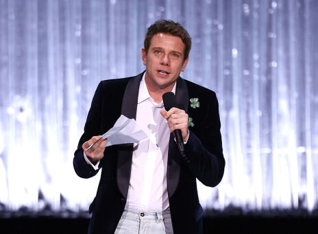 Τζόναθαν Άντερσον: Σχεδιαστής της Χρονιάς για τρίτη συνεχόμενη φορά στα Βρετανικά Βραβεία Μόδας 2025