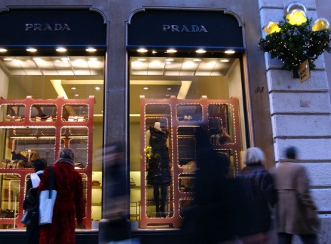 Ιστορική στιγμή στον κόσμο της μόδας: Η Prada εξαγόρασε τη Versace έναντι 1,4 δισ. δολαρίων