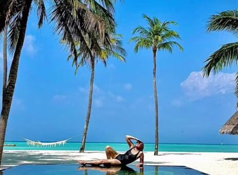 Η Κιμ Κατράλ σε honeymoon διάθεση: Μαύρο μαγιό, Μαλδίβες και ένας «ονειρικός» μήνας του μέλιτος