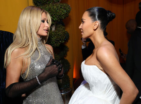 Κιμ Καρντάσιαν και Πάρις Χίλτον: Χριστουγεννιάτικη επανένωση μετά από χρόνια on–off φιλίας