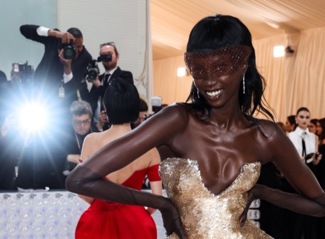 Η Anok Yai στο κόκκινο χαλί για το Met Gala 2023,στη Νέα Υόρκη