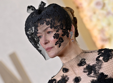 Χρυσές Σφαίρες 2024: Η Ρόζαμουντ Πάικ κάλυψε το πρόσωπό της με βέλο