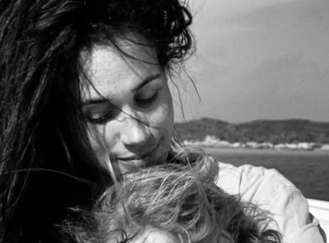 Η Μέγκαν μοιράστηκε μια ασπρόμαυρη φωτογραφία στην οποία κρατάει αγκαλιά την κόρη της