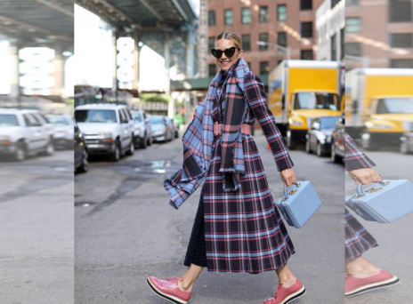 Το καρό παλτό επιστρέφει ανανεωμένο και γίνεται ξανά το πιο κομψό κομμάτι του χειμώνα