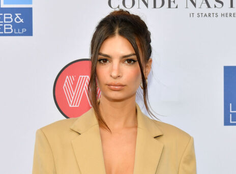 Η Έμιλι Ραταϊκόφσκι ημίγυμνη στους δρόμους του Μανχάταν