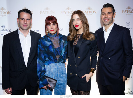 Η Μαίρη Συνατσάκη και η Δούκισσα Νομικού με τους ιδιοκτήτες της Envie Shoes, Κωνσταντίνο και Γιώργο Λαμπρινίδη