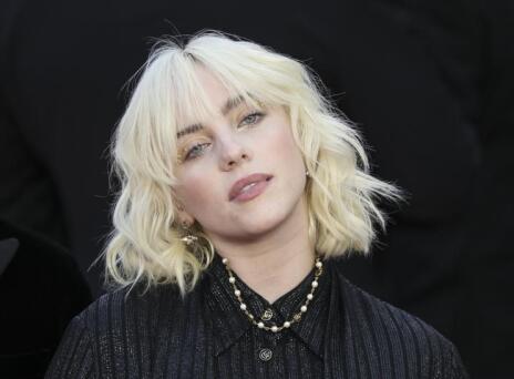 Η Μπίλι Άιλις topless για το νέο της άρωμα, στην πιο sexy καμπάνια που είδαμε πρόσφατα