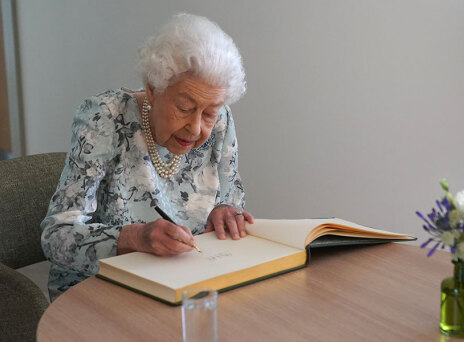 Η βασίλισσα Ελισάβετ είχε αίσθηση του χιούμορ και φρόντισε να το δείξει σε συνάντηση με Αμερικανό τουρίστα στη Σκωτία