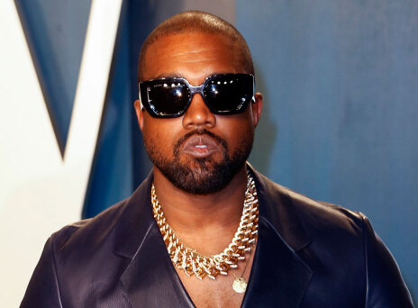 Ο Κάνιε Γουέστ δέχεται κριτική για το φούτερ με τη φράση «White Lives Matter»