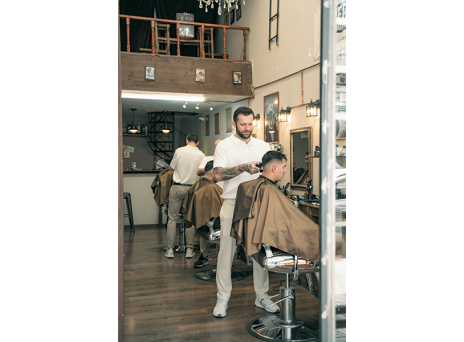 Peaky Barbers: Όταν η περιποίηση του άνδρα είναι μια αληθινή ιεροτελεστία