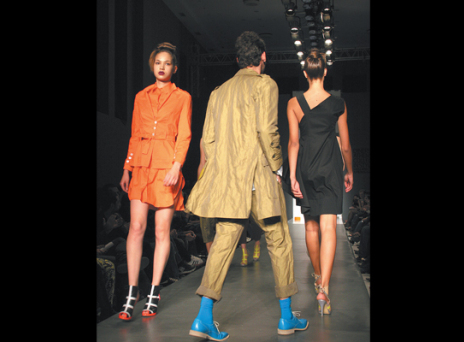 Φλούο καναρινί παπούτσια και διχτυωτά καλσόν με υπερμεγέθεις πέρλες...