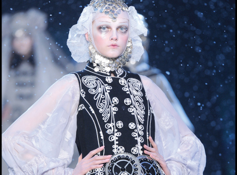 Φόρεμα με ελληνικά στοιχεία του Galliano (Φθιν.-Xειμ. 2009/2010)