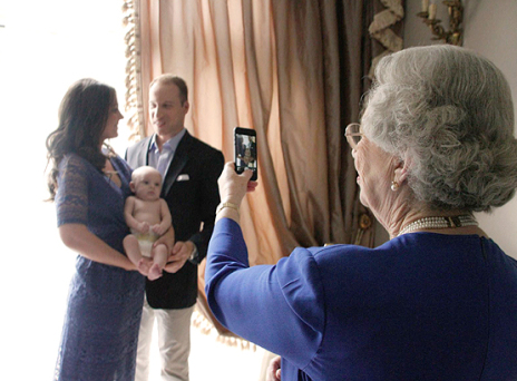 Η Alison Jackson, δημιουργεί αληθοφανείς φωτογραφίες με θέμα την Βασίλισσα Elizabeth, τον Prince William και την Kate Middleton.